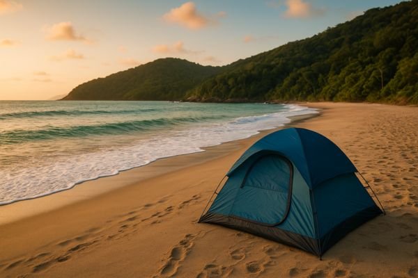 Lugares exclusivos de camping em praias desertas do litoral sul com atividades de ecoturismo