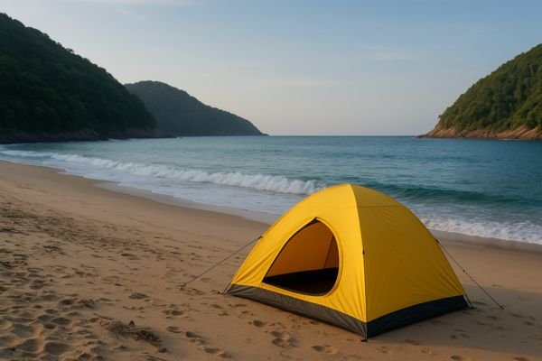 Melhores praias secretas para acampar sozinho com tranquilidade na costa do Rio de Janeiro durante a baixa temporada
